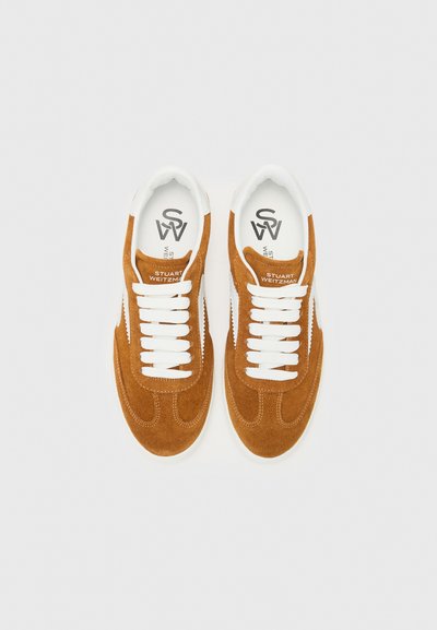Stuart Weitzman RUNAROUND - Αθλητικά παπούτσια - hazel/white
