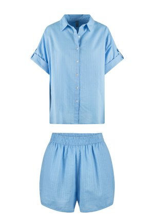 Svijetloplavi dvodijelni kompletić sastoji se od košulje s kratkim rukavima na kopčanje i kratkih hlača s elastikom u struku. Mekana, teksturirana tkanina s suptilnim prugama.