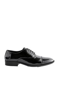 Chaussure Oxford pour homme en cuir verni noir avec laçage fermé et bout droit, vue de profil sur fond blanc.