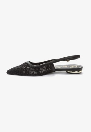 Scarpa slingback nera in pizzo con punta affilata, sottile cinturino e accentuazione metallica sul tallone. Presenta un tessuto testurizzato e una superficie interna liscia.