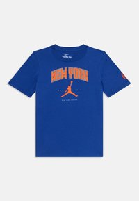 Modré bavlněné tričko s oranžovým nápisem "NEW YORK" a grafikou basketbalisty. Kulatý výstřih a krátké rukávy.