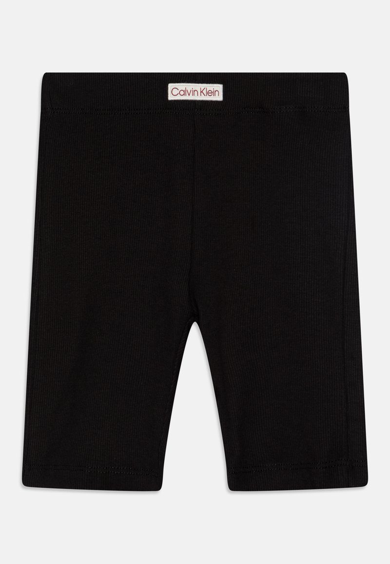 Fekete bordázott pamut sort, rugalmas derékkal, elöl egy fehér és piros "Calvin Klein" logós címkével.