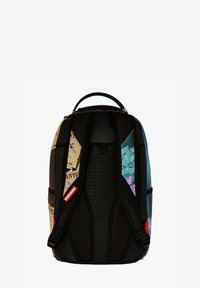 Zaino multi-pattern con schienale in rete nera, caratterizzato da colori come blu e marrone, e una maniglia superiore. Include spallacci regolabili.