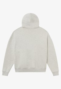 Sudadera gris con capucha, textura suave, corte holgado, con puños y dobladillo acanalados, sin patrones ni logotipos, diseño liso, vista trasera.