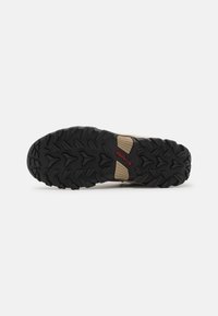 Columbia NEWTON RIDGE™ PLUS II SUEDE WP - Túracipők - elk/mountain red