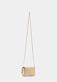 Sac bandoulière en cuir beige de forme rectangulaire, avec une chaîne dorée et une texture lisse. Fermeture non visible.