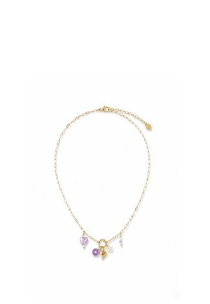 Zarte goldene Halskette mit kleinen violetten Anhängern in Herz-, Kreis-, Sternform und Charms, die nahe dem Verschluss hängen.