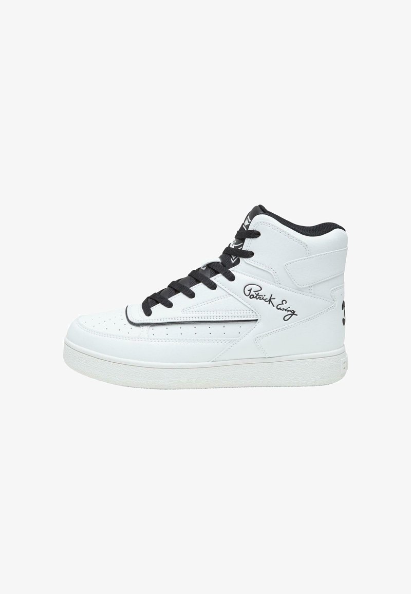 Baskets montantes blanches avec lacets noirs, bout perforé et design incurvé. Présente la signature 'Patrick Ewing' et une semelle texturée.