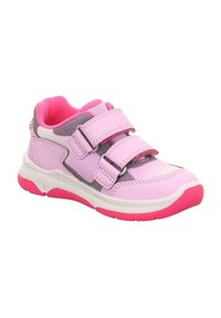 Różowe buty sportowe z szarymi akcentami, siateczkowym wnętrzem, podwójnymi paskami na rzepy i białą podeszwą z różową podstawą. Teksturowany materiał syntetyczny.