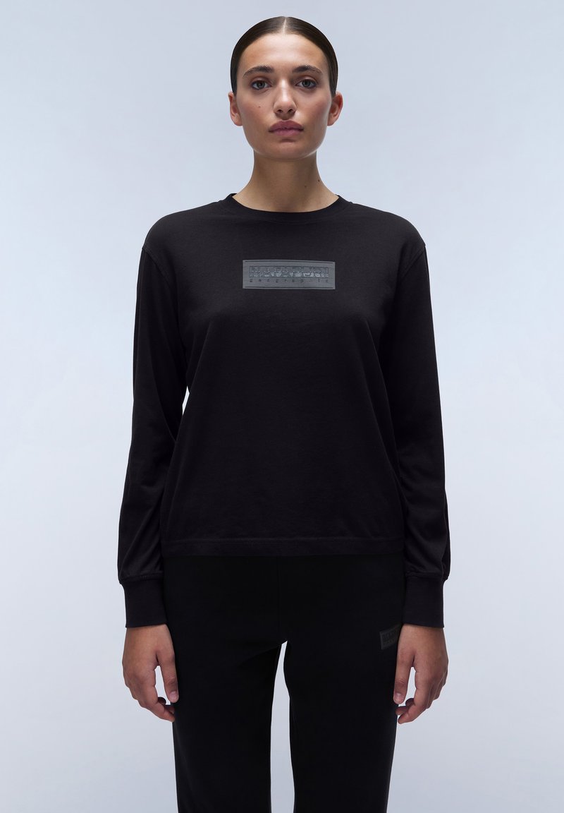 Zwarte sweatshirt met lange mouwen en een ronde halslijn, voorzien van een rechthoekige getextureerde patch op de borst en ribgebreide manchetten.