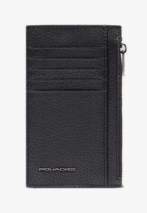 Zwarte leren portemonnee met meerdere kaartsleuven, een vak met ritssluiting en een getextureerd oppervlak. Merkenlogo geperst op de voorkant.