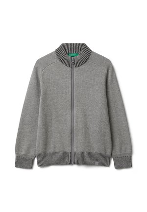 Pull gris zippé avec un col et des poignets côtelés, présentant une texture lisse et une coupe ajustée. Accentué par un motif côtelé contrastant.