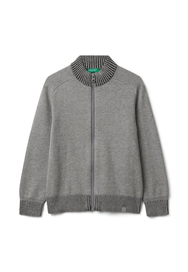 Maglione grigio con zip, colletto e polsini a coste, caratterizzato da una texture liscia e un design aderente. Decorato con un motivo a coste in contrasto.
