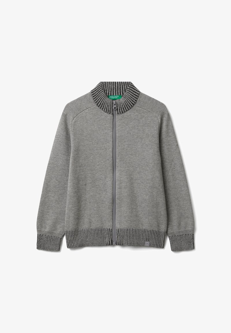 Maglione grigio con zip, colletto e polsini a coste, caratterizzato da una texture liscia e un design aderente. Decorato con un motivo a coste in contrasto.