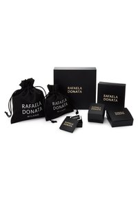 Crni paket s dvije vrećice na izvlačenje i više kutija, sve s zlatnim natpisom: "RAFAELA DONATA MILANO." Elegantna i minimalistička izvedba.