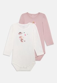 Kaksi pitkähihamaista bodyä: yksi valkoinen hiiri-illustratiolla ja kukkakoristeilla, toinen pehmeän vaaleanpunainen, molemmissa nepparit.