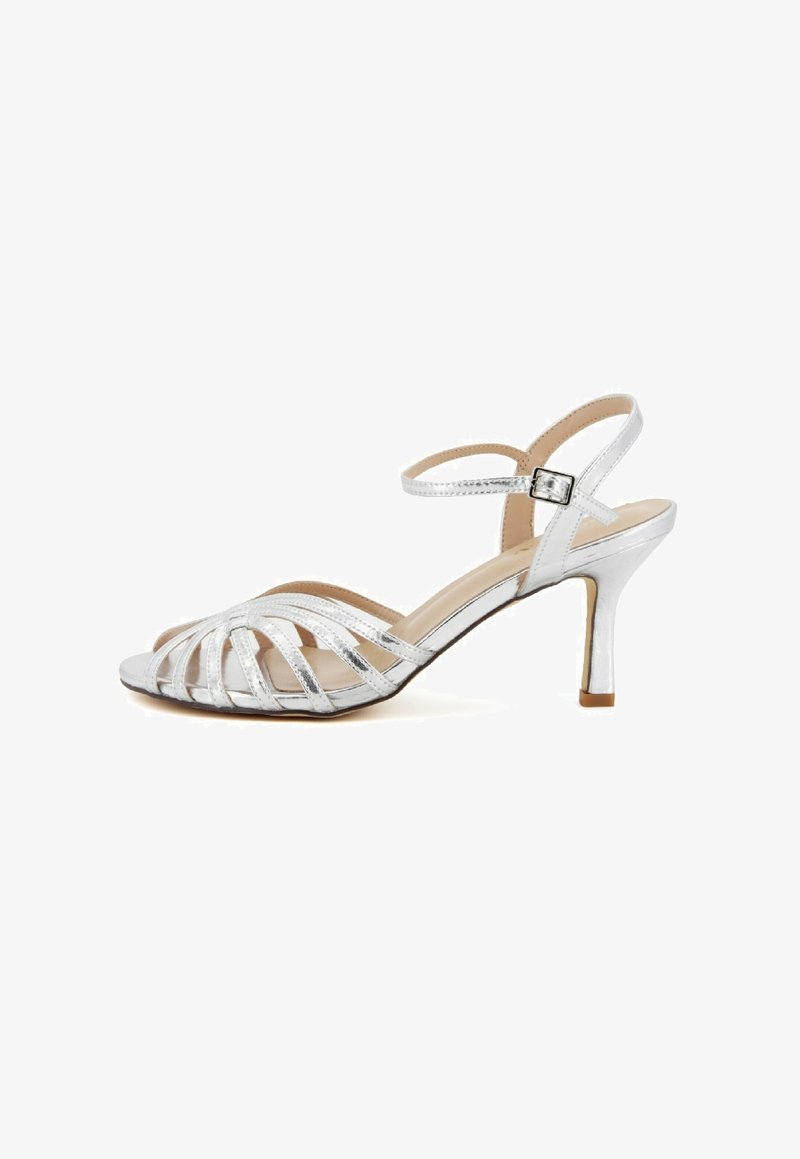 Sandal con tacco alto argento con design open-toe, caratterizzata da molteplici strap incrociati e una cinghia alla caviglia con fibbia. Finitura metallica liscia.