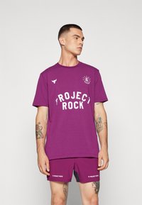 Under Armour Triko s potiskem - purple gemini/white