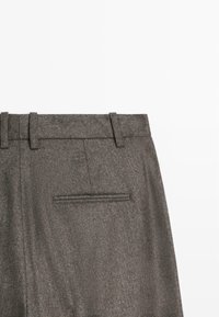 Graue Wollhosen mit strukturiertem Finish, ausgestattet mit flachem Frontschnitt, Gürtelschlaufen und einer einzigen Gesäßtasche.