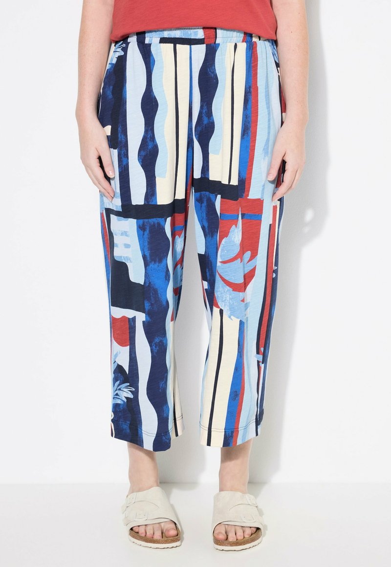 Pantaloni a gamba larga colorati e decorati con strisce astratte blu, rosse e gialle. Realizzati in tessuto leggero con una vita elastica.