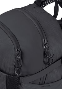 Schwarzer Rucksack mit glatten und strukturierten Oberflächen, doppelten Reißverschlüssen mit schwarzen Zippern und verstellbaren Riemen für verbesserten Sitz und Nutzen.