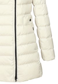 Cappotto bianco imbottito con texture trapuntata, dotato di una cerniera frontale e due tasche laterali con dettagli neri e bottoni.