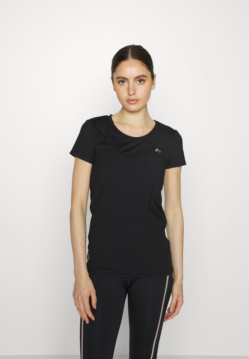 ONLY Play ONPCLARISSA TRAIN TEE - Lihtne T-särk - black