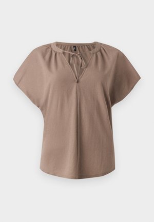 Chemisier marron à manches courtes avec un col en V, un détail à nouer et une coupe décontractée. Fabriqué en tissu doux avec une texture lisse et sans motifs.