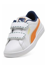 Pantofii sport albi cu accente bleumarin, dungă portocalie și curele Velcro. Prezintă o suprafață texturată și branding PUMA pe lateral.
