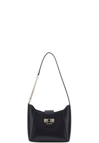 Zwarte leren schoudertas met een gebogen vorm, voorzien van een goudkleurige sluiting en een kettingaccent strap. Gladde textuur met een minimalistisch ontwerp.