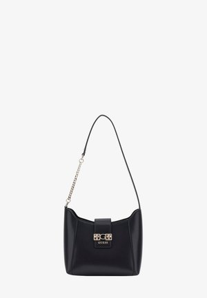 Sac à épaule en cuir noir avec une forme incurvée, doté d'un fermoir doré et d'une bandoulière accentuée de chaînes. Texture lisse avec un design minimaliste.