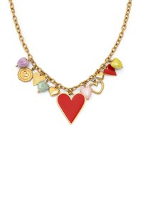 Collar de cadena de oro con un gran colgante en forma de corazón rojo, acompañado de pequeños charm en forma de corazón en colores rosa, púrpura, verde y amarillo.