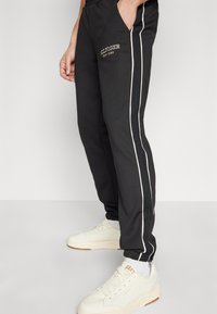 Pantalon De Jogging Officiel Elvis Presley Logo Rouge Et Beige – Confort Absolu Pour Fans Du King