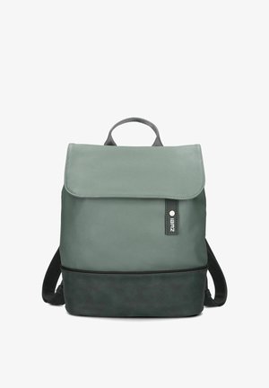 Sac à dos bi-color vert et noir avec fermeture à rabat, poignée supérieure et bretelles noires, comportant une petite étiquette logo verticale à l'avant.