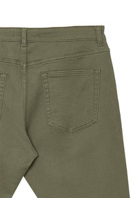 Pantaloni verde oliva in misto cotone con una texture liscia, dotati di una singola tasca posteriore e una vita standard.