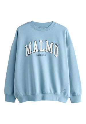 Hanorac albastru deschis cu decolteu rotund și umeri căzuți. Prezintă „MALMÖ” brodat în alb și „SWEDEN” scris cu litere mici dedesubt. Material moale.