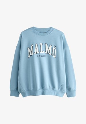 Vaaleansininen collegepaita pyöreällä pääntiellä ja laskostetuilla hihoilla. Edessä valkoisella kirjailtu "MALMÖ" ja sen alla pienellä tekstillä "SWEDEN". Pehmeää kangasta.