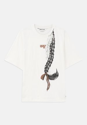 Weißes T-Shirt mit kurzen Ärmeln, das ein großes Grafikdesign einer geflochtenen Frisur mit floralen Akzenten und einer braunen Schleife am unteren Rand zeigt.