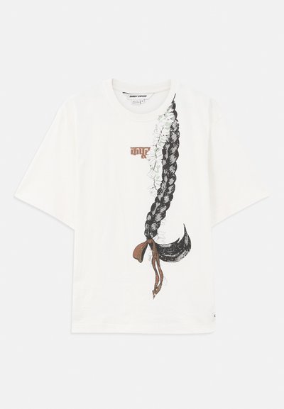 Camiseta de manga corta blanca con un gran gráfico de un peinado trenzado, adornado con flores y una corbata marrón cerca de la parte inferior.