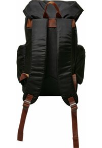 Sac à dos noir avec des bretelles rembourrées, une fermeture roulée, des accents marron et des poches latérales. Fabriqué en tissu durable avec une finition texturée.