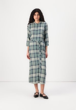 Vestido midi em xadrez verde com fecho frontal de botões, mangas de três quartos e cinto combinante. Feito de um tecido leve com uma textura suave.