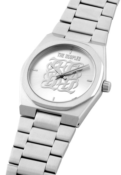 Orologio in metallo argento con cassa ottagonale, finitura spazzolata e logo inciso sul quadrante. Presenta un bracciale a maglie e indicatori delle ore minimalisti.