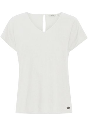 Camiseta blanca de manga corta con escote en V y un pequeño corte en forma de ojal en la parte posterior. Tela suave con una textura sutil. Presenta un acento de logo en la parte inferior.