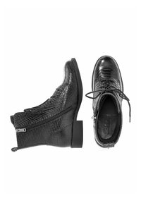 Czarne botki za kostkę wykonane z fakturowanej sztucznej skóry wężowej, z sznurówkami z przodu, zamkiem błyskawicznym z boku i grubym, niskim obcasem.