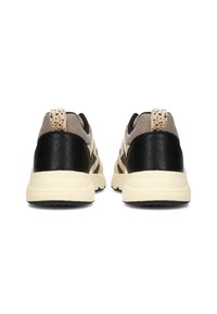 Zapatillas deportivas con un talón de cuero negro y parte superior de malla beige; presenta un acento moteado y suela de goma crema.