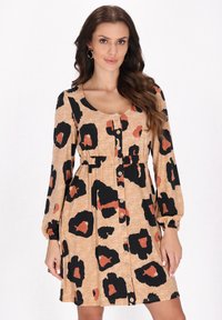 Rochie cu imprimeu de leopard în nuanțe de vanilie, negru și portocalie; are mâneci lungi, decolteu rotund și nasturi la față. Material moale, texturat.