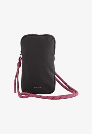 Czarna nylonowa torba na ramię z zamkiem błyskawicznym, z teksturowanym wykończeniem i różowym plecionym paskiem z czarnymi akcentami. Widoczna nazwa marki "CARPISA".