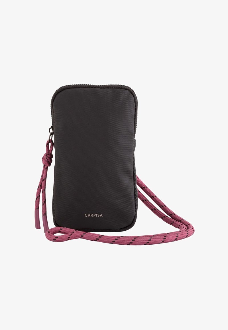 Svart nylon crossbody-väska med dragkedja, med en texturerad yta och en rosa vävd rem med svarta detaljer. Varumärket "CARPISA" synligt.