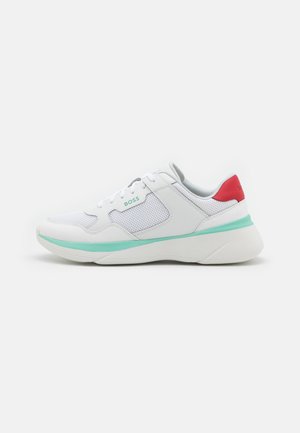 Biały niski sneaker z panelami z siateczki, jasnym zielonym akcentem podeszwy, czerwonym łatą na pięcie i napisem "BOSS" z boku.