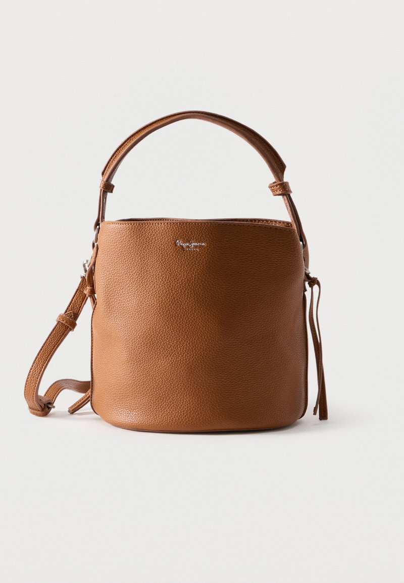 Sac seau en cuir marron texturé avec une poignée supérieure, une bandoulière amovible et un petit logo argenté sur le devant.